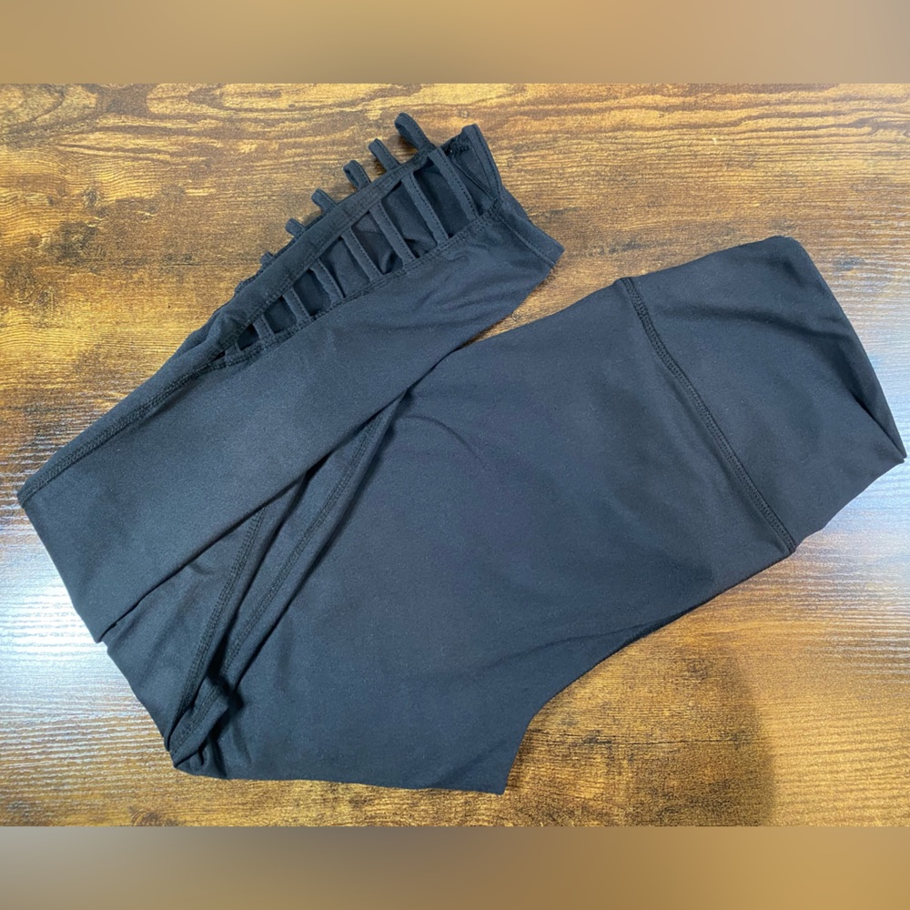 Woman’s So cutout capri leggings EUC black size Med